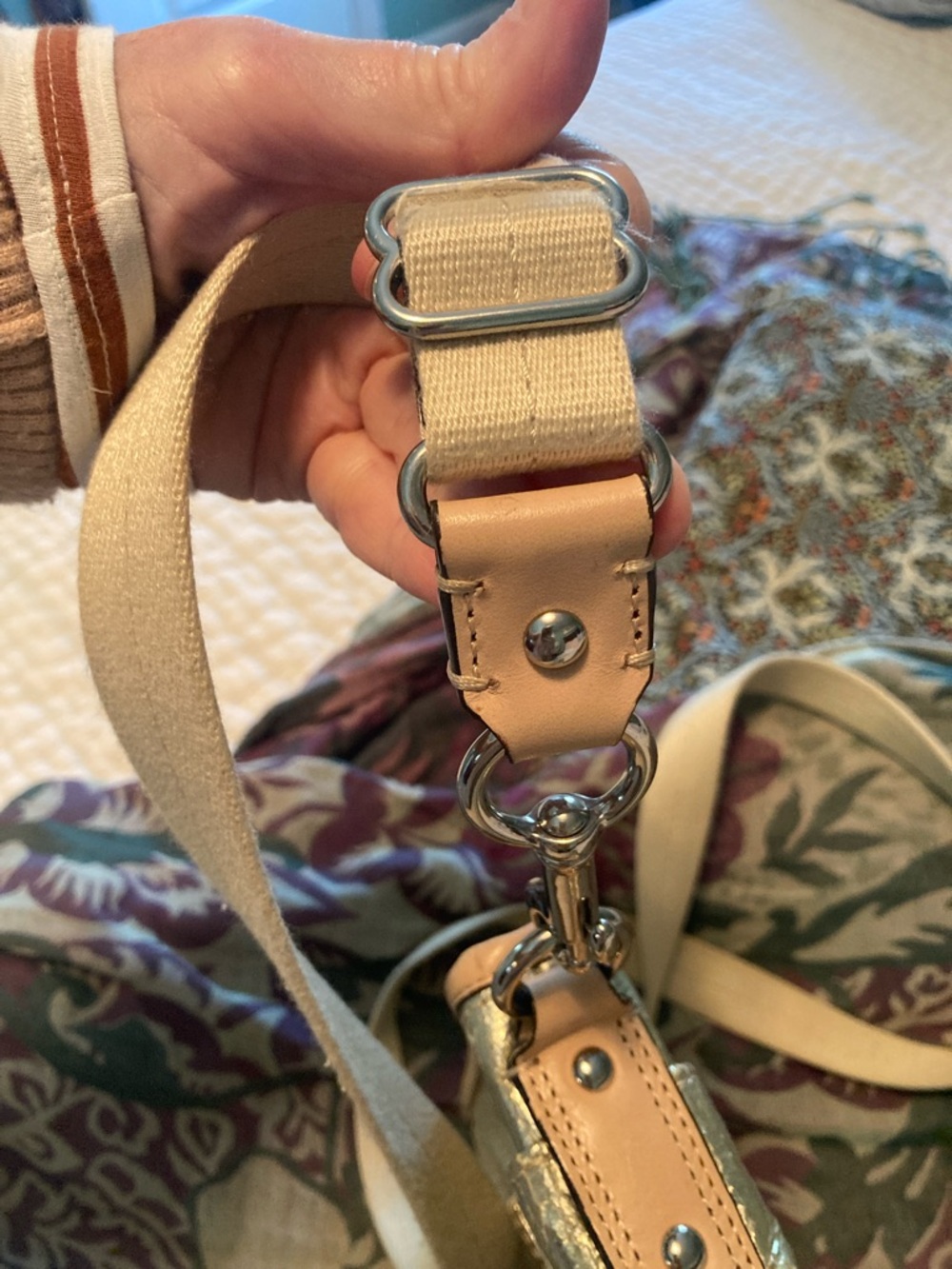 Coach Metallic Gold Crossbody with Beige Trim, perfect for spring and summer ๐ธ๐ธ๐ธ - Picture 9 of 10